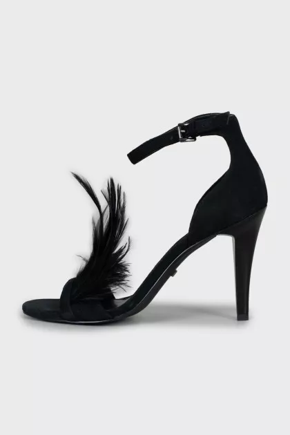 Suede sandals decorated with feathers