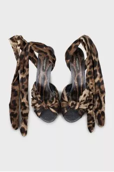Textile sandals with embossed heel