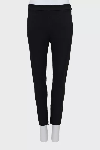Tight-fitting trousers with zips at the bottom