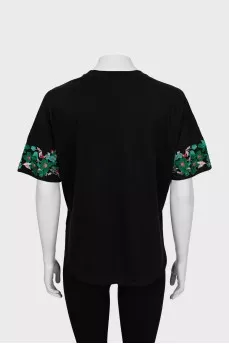 Свободная футболка декорированная вишивкой