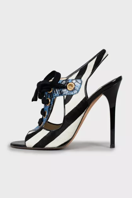 Leather sandals in a combined print