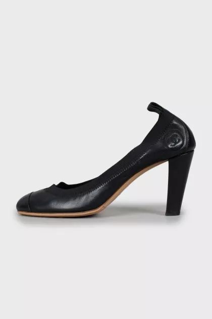 Leather shoes with embroidered logo