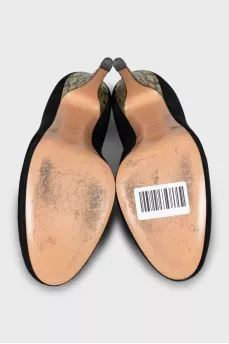Suede shoes with decorated heels
