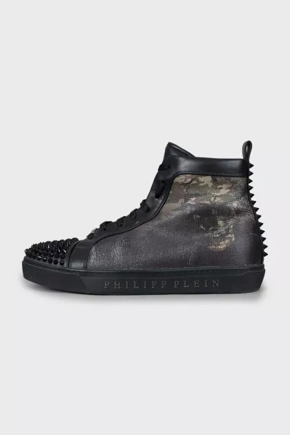 Men's sneakers decorated with spikes