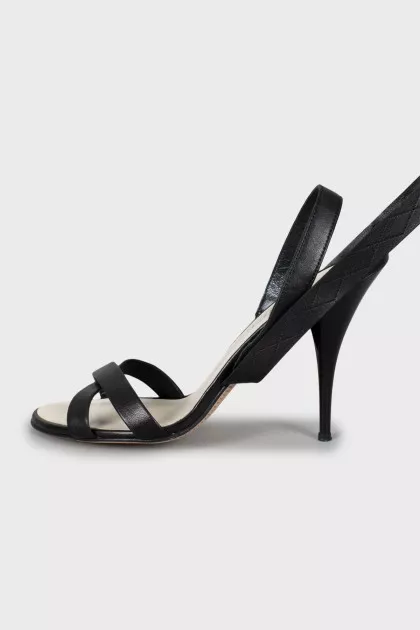 Leather sandals with ties