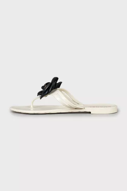 Rubber slides with accent details