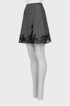 Skirt decorated with lace with a slit