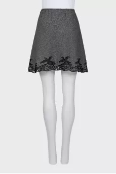 Skirt decorated with lace with a slit