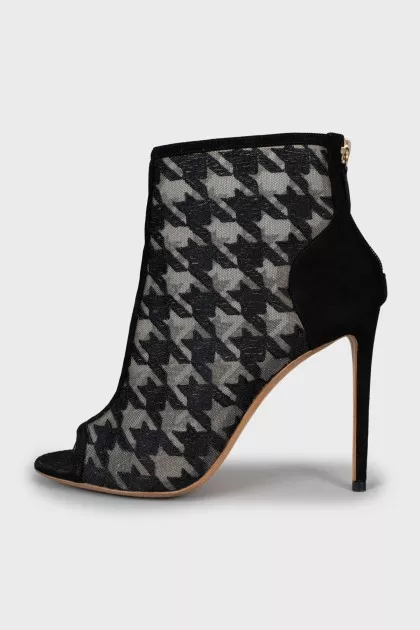 Ankle boots in houndstooth print
