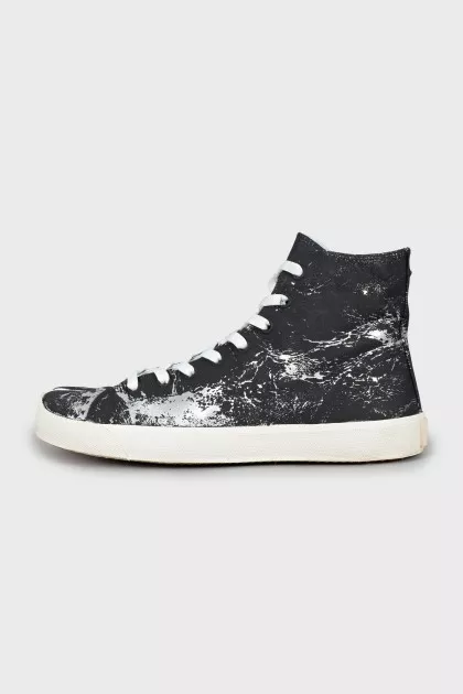 Men's sneakers with split toe and tag