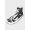Men's sneakers with split toe and tag