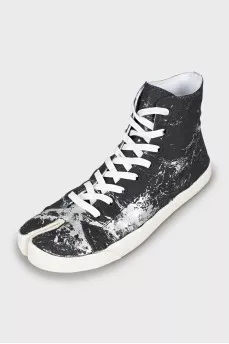 Men's sneakers with split toe and tag