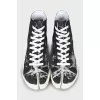 Men's sneakers with split toe and tag