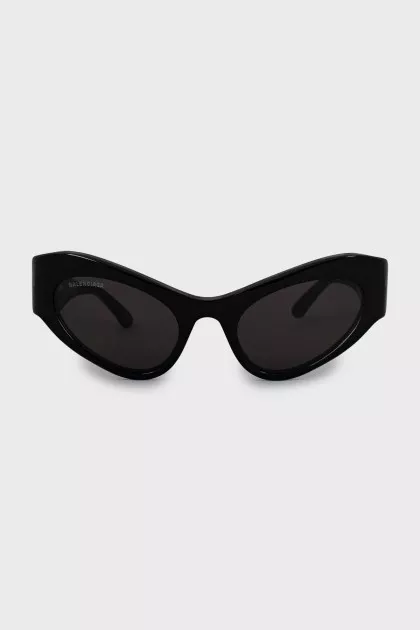 Black oval sunglasses