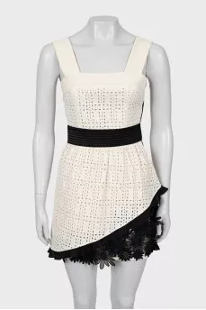 Приталенное платье на бретелях 
