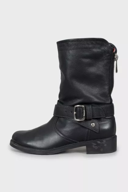 Leather boots decorated with buckle