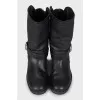 Leather boots decorated with buckle