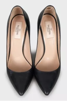 Black shoes with removable straps