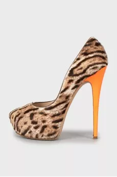 Leather shoes with contrasting heels