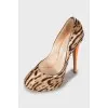 Leather shoes with contrasting heels