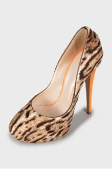 Leather shoes with contrasting heels