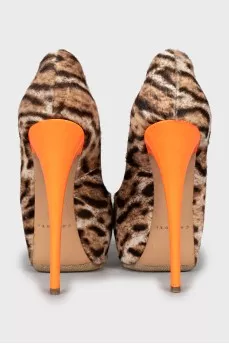 Leather shoes with contrasting heels