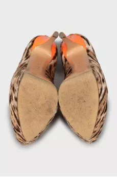 Leather shoes with contrasting heels