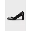 Leather shoes with square toe and decoration
