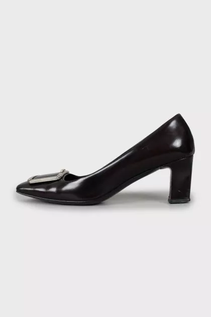 Leather shoes with square toe and decoration
