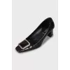 Leather shoes with square toe and decoration
