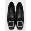 Leather shoes with square toe and decoration