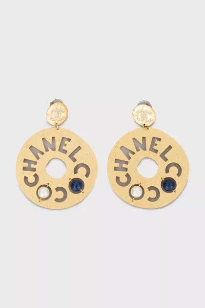 Gold earrings with brand logo