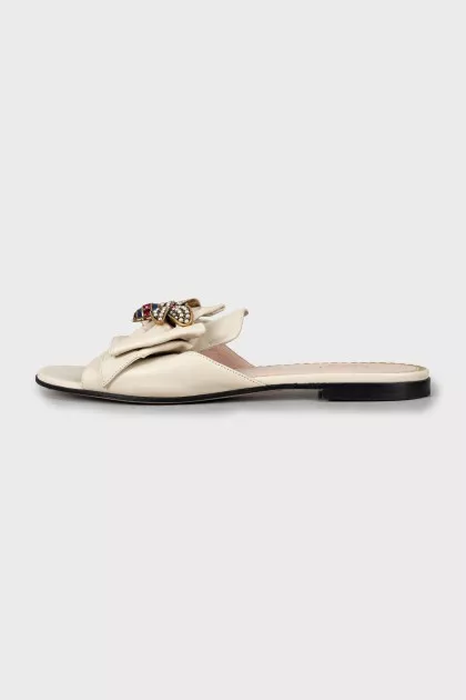 Leather slippers with decor