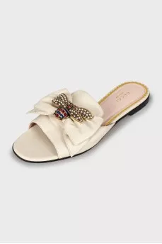 Leather slippers with decor