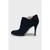 Suede ankle boots decorated with a bow