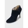 Suede ankle boots decorated with a bow