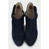 Suede ankle boots decorated with a bow