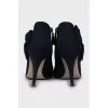 Suede ankle boots decorated with a bow
