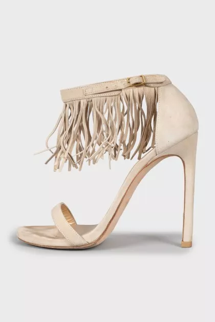 Suede sandals decorated with fringes