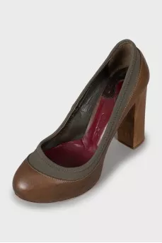 Коричневі туфлі на дерев'яних підборах