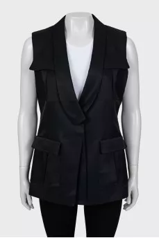 Fitted vest with patch pockets