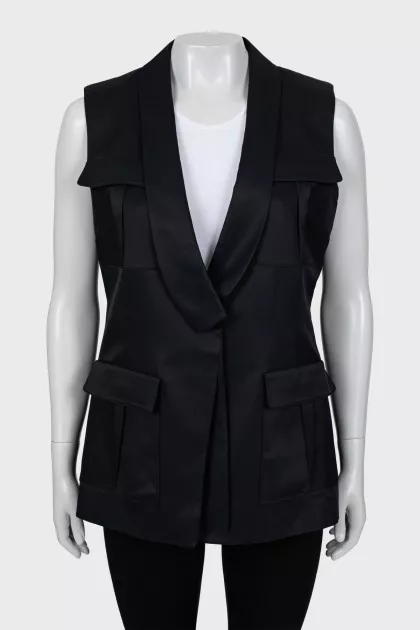 Fitted vest with patch pockets