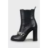 Leather ankle boots decorated with chain