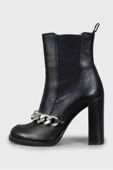 Leather ankle boots decorated with chain