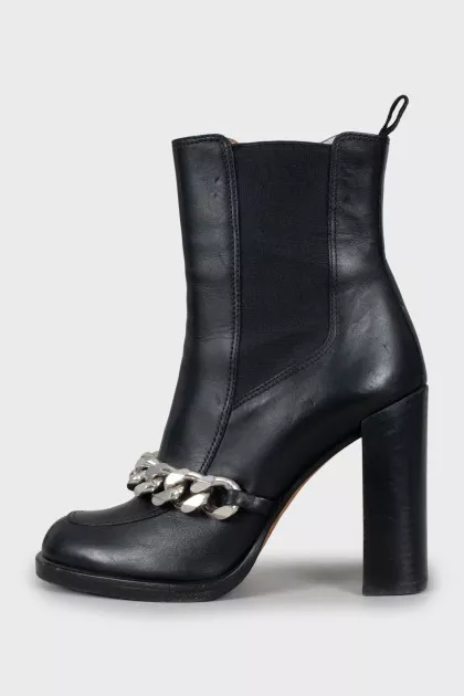 Leather ankle boots decorated with chain