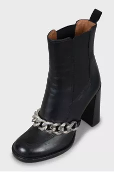 Leather ankle boots decorated with chain
