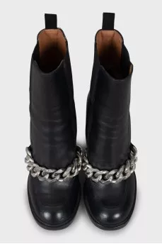 Leather ankle boots decorated with chain