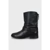 Leather boots decorated with buckle