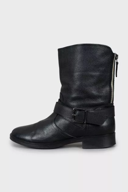 Leather boots decorated with buckle