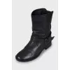 Leather boots decorated with buckle